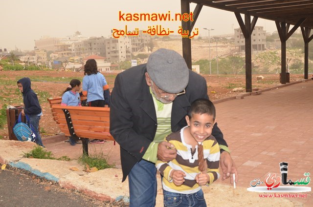 كفرقاسم : طلاب المدرسة الغزالية في حملة نظافة في منتزه عبد الكريم قاسم 